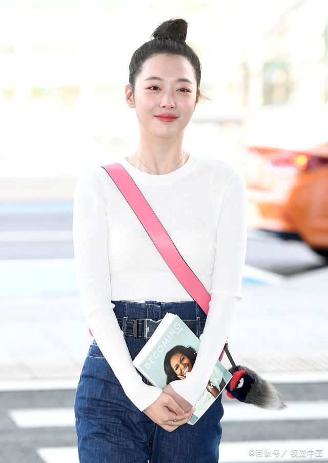 崔雪莉放飞自我之后,有一段时间在穿衣上大胆撩人,性感妩媚.